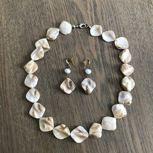 🌸 Necklace & Earring Set – Thick Shell – Like New - Picture 2 of 12